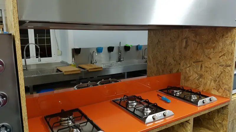 Zona de fogões da cozinha comum