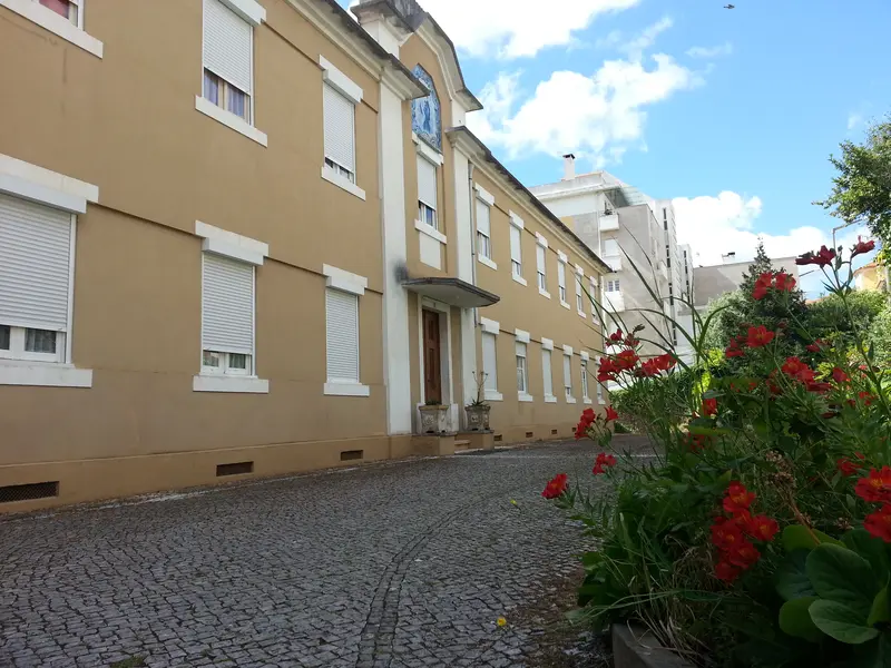 Fachada e pátio de entrada do edifício