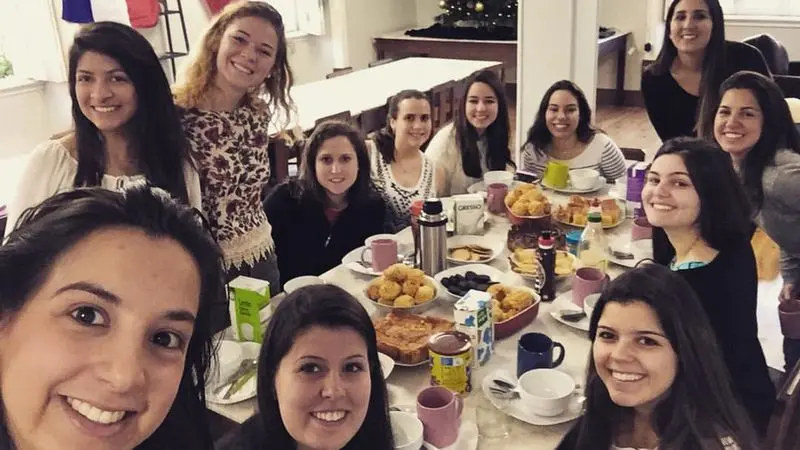 Pequeno-almoço partilhado na sala de refeições