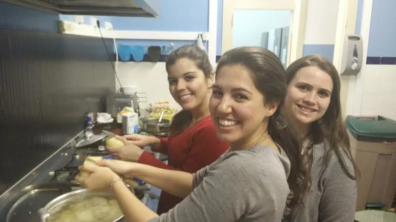 Residentes a cozinhar juntos na cozinha comum