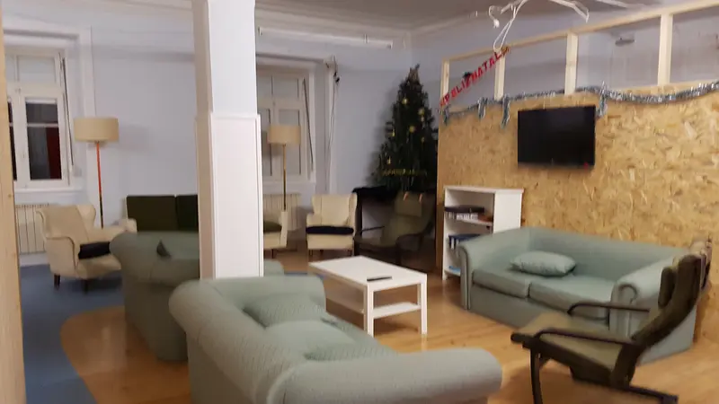 Sala de convívio com sofás e televisão