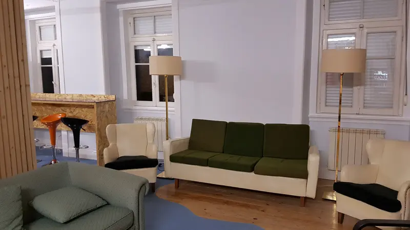 Sala de estar com sofás e candeeiros de pé